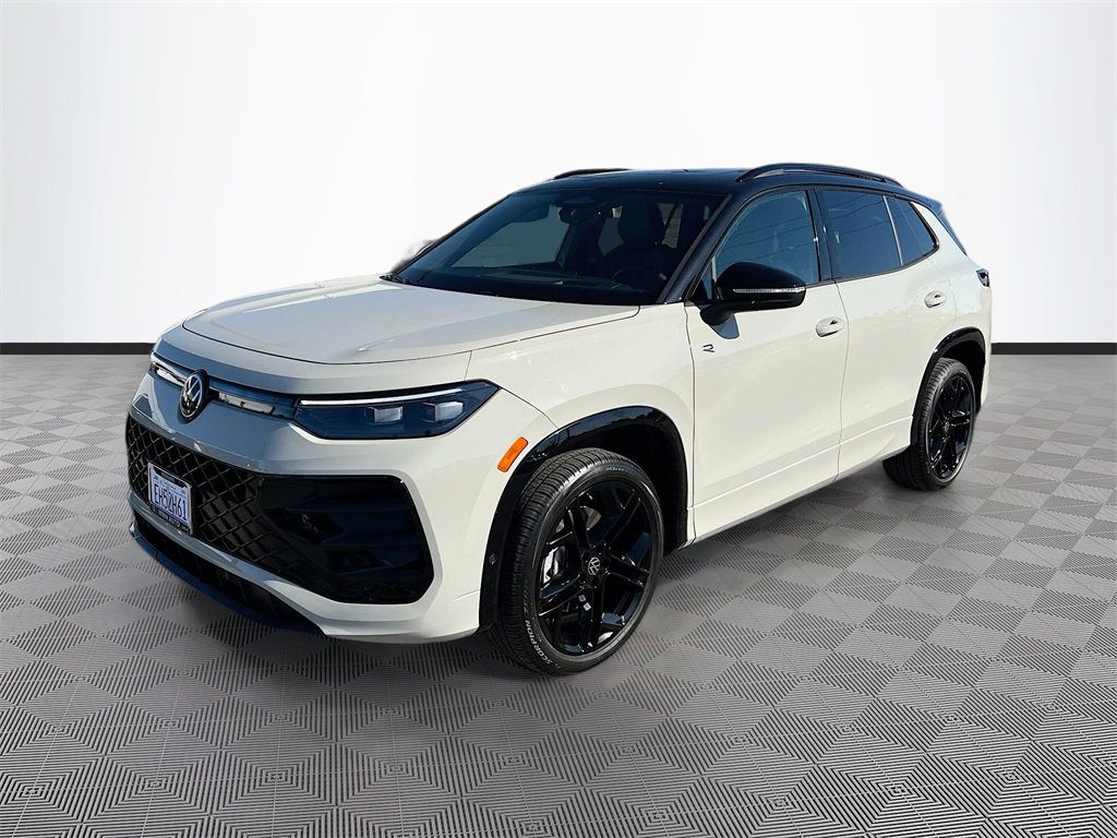 Used 2025 Volkswagen Tiguan SE R-Line image 3