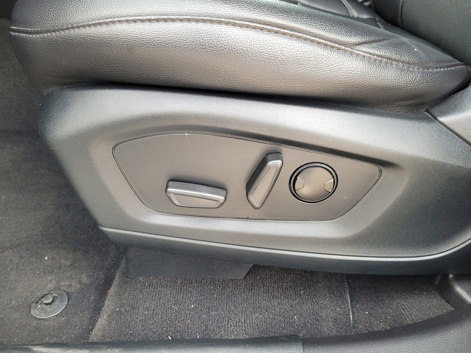 Used 2023 Ford Explorer Limited image 11