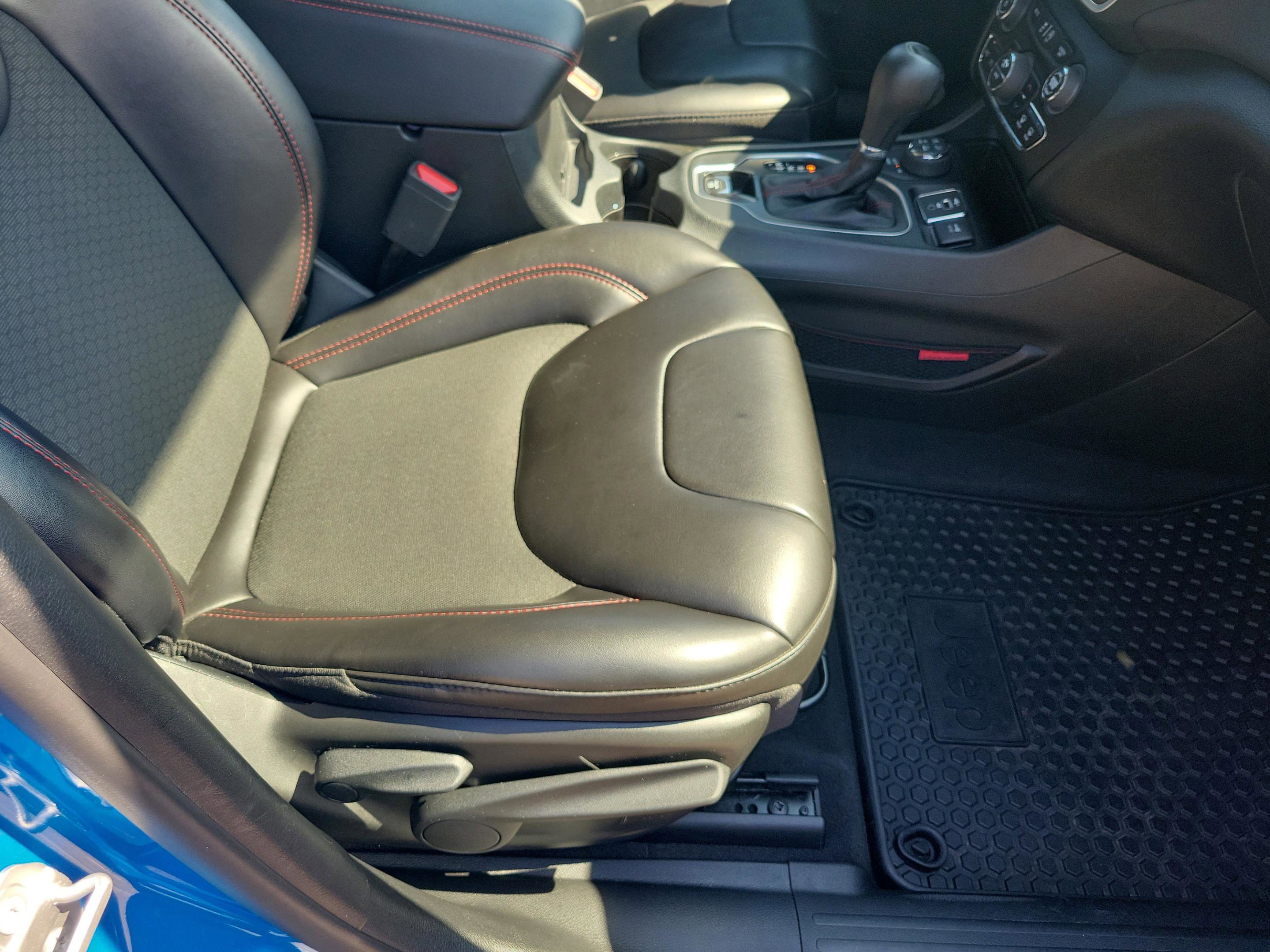 Used 2022 Jeep Cherokee Trailhawk w/ Comfort/Convenience Group image 4