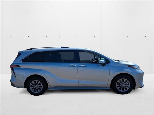 Used 2021 Toyota Sienna XLE w/ XLE Plus Package image 4
