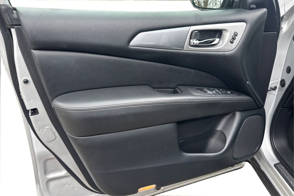 Used 2020 Nissan Pathfinder SL FWD image 19