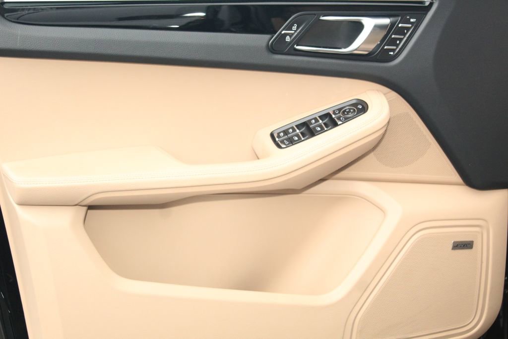 Certified 2025 Porsche Macan image 23