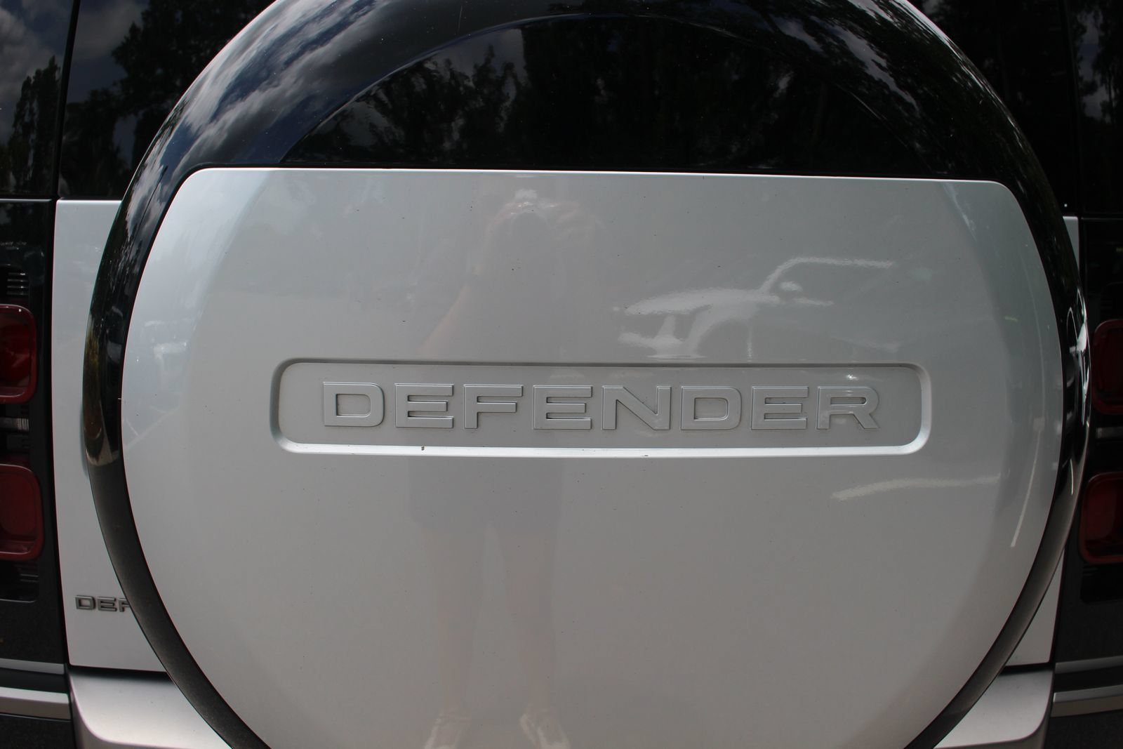 Used 2023 Land Rover Defender 130 X-Dynamic SE AWD/4WD image 13