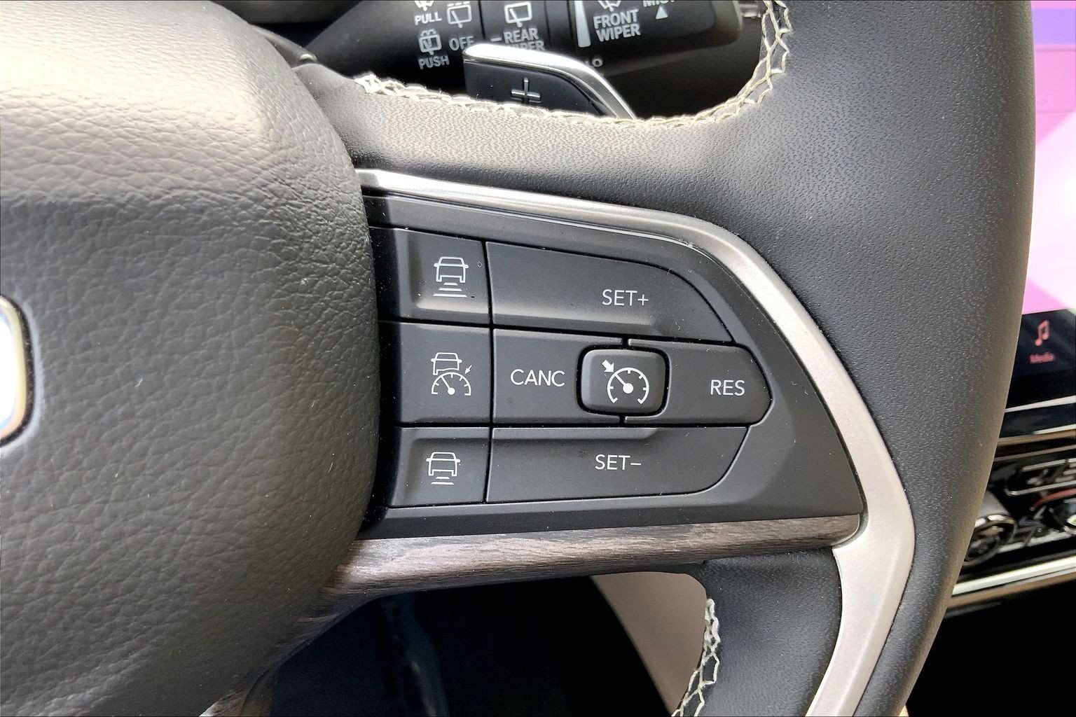 Certified 2025 Jeep Grand Cherokee Limited w/ Black Appearance Package AWD/4WD image 22