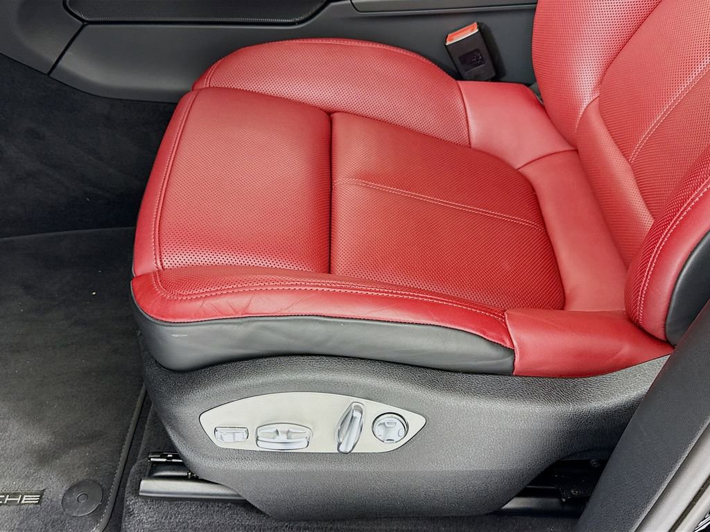 Certified 2025 Porsche Macan AWD/4WD image 13