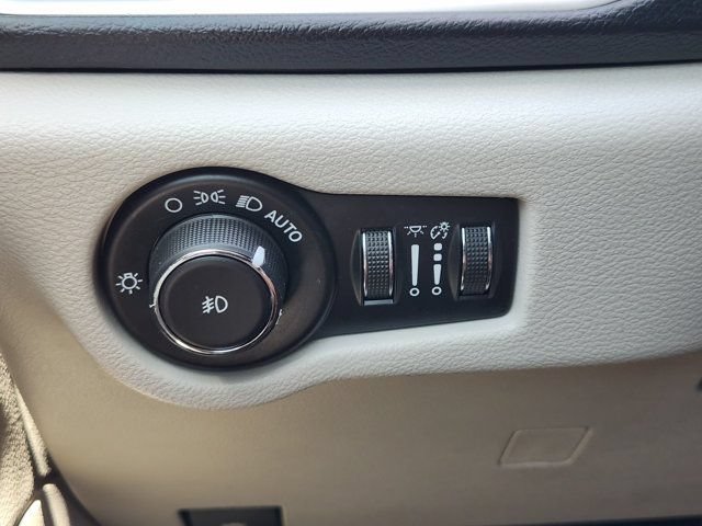 Used 2019 Chrysler Pacifica Touring-L w/ Advanced Safetytec Group FWD image 26