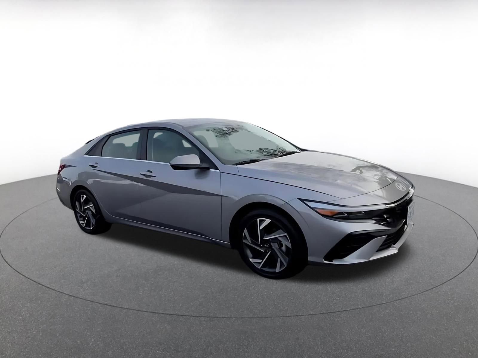 Used 2025 Hyundai Elantra Limited image 2