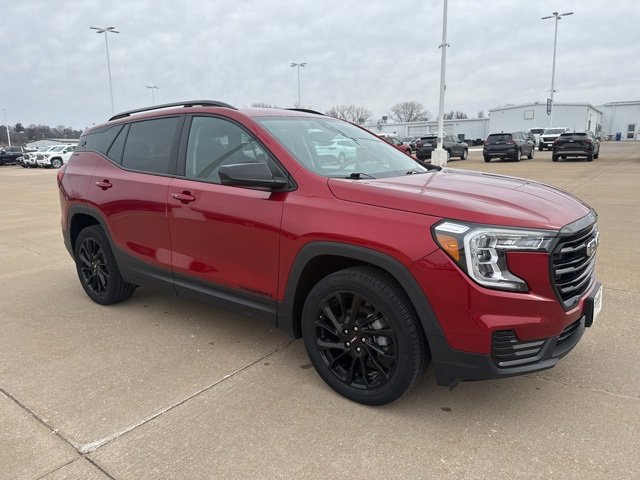 Used 2023 GMC Terrain SLE w/ Driver Convenience Package image 1