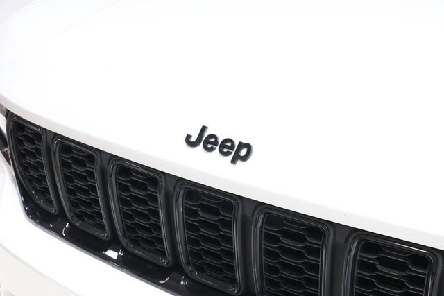 Used 2023 Jeep Grand Cherokee Altitude AWD/4WD image 12