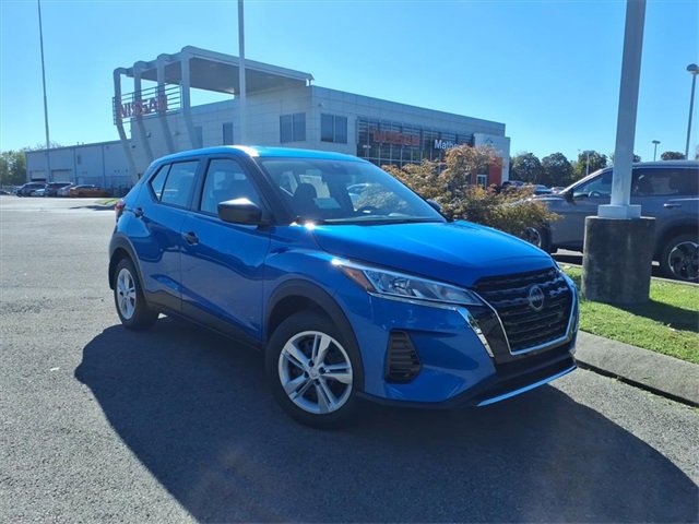 New 2025 Nissan Kicks Play S