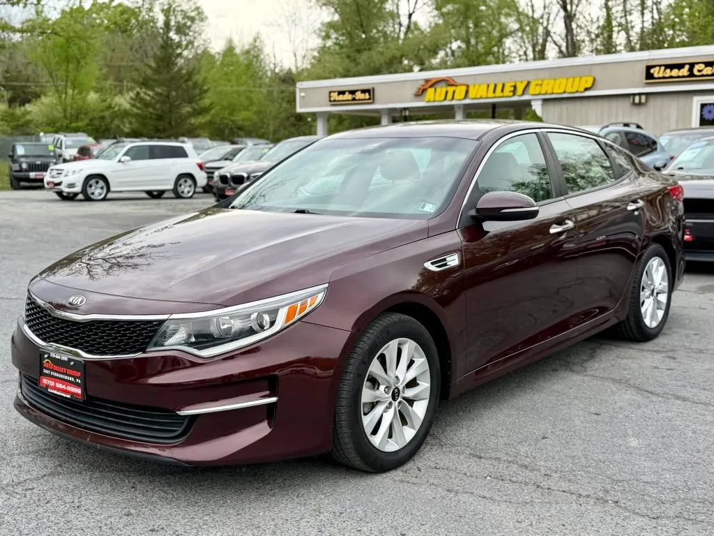 Used 2018 Kia Optima LX w/ 17" Alloy Wheels Package FWD image 4