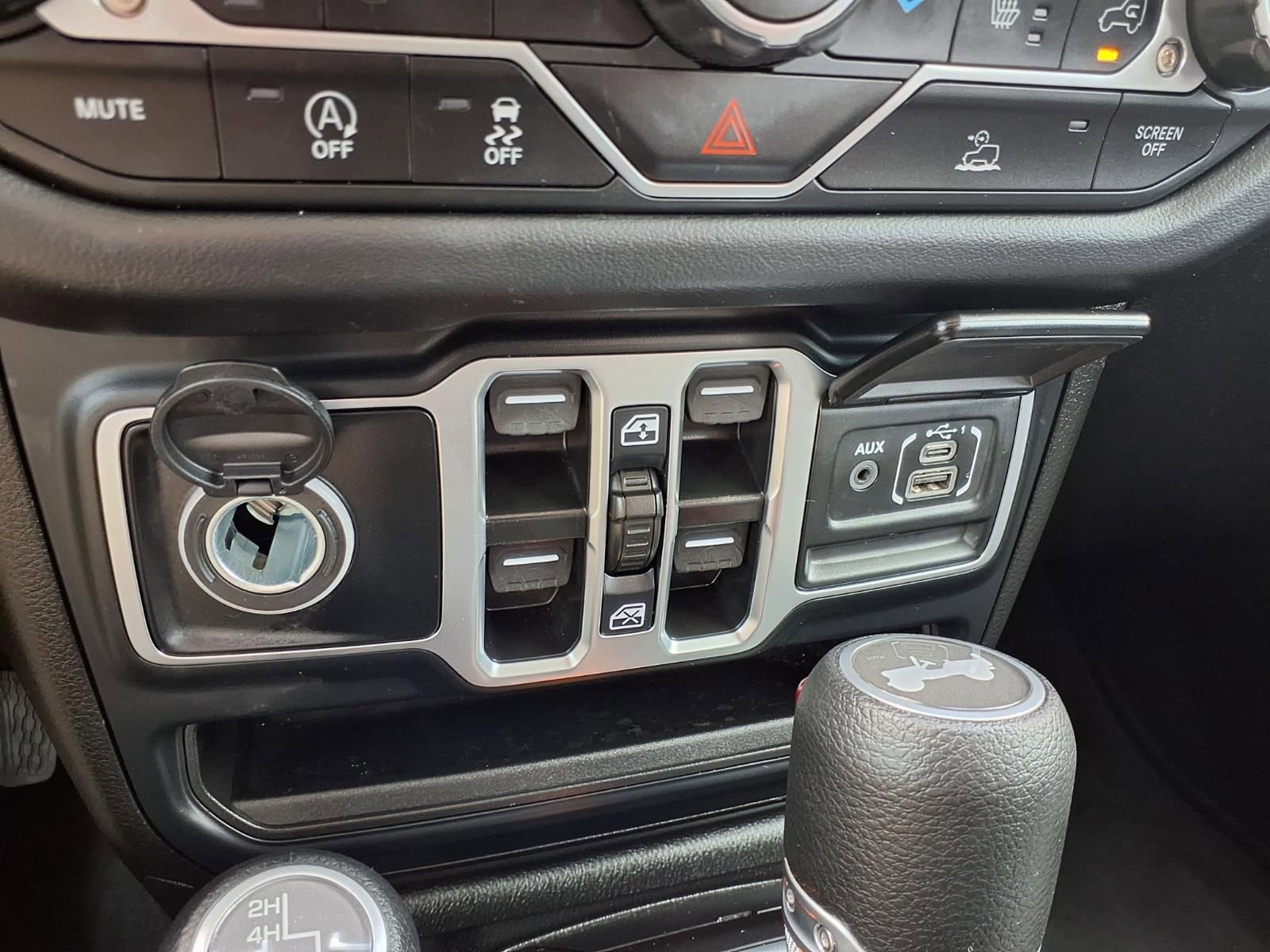 Used 2025 Jeep Wrangler Sahara image 13