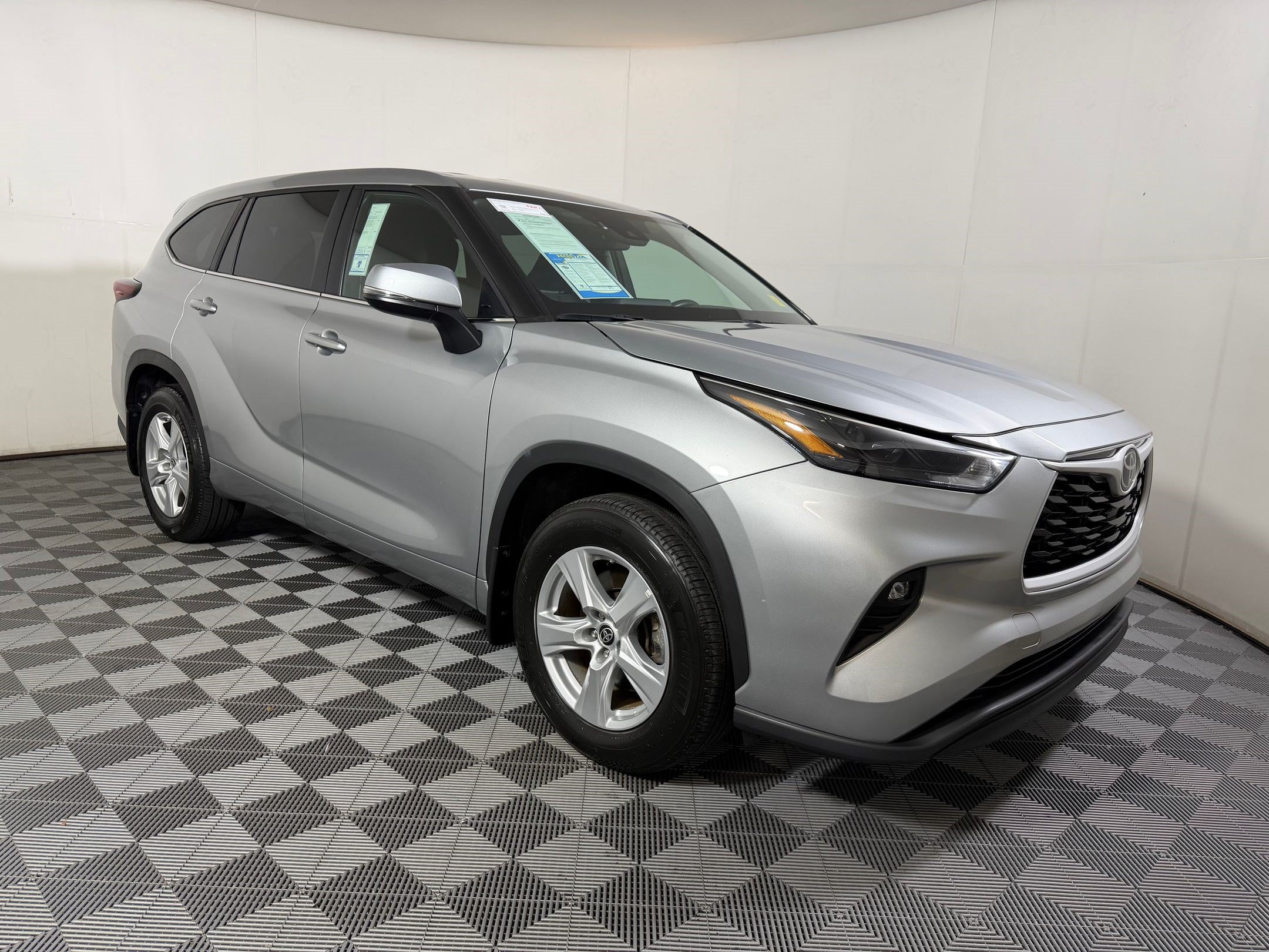 Used 2025 Toyota Highlander LE AWD/4WD image 6