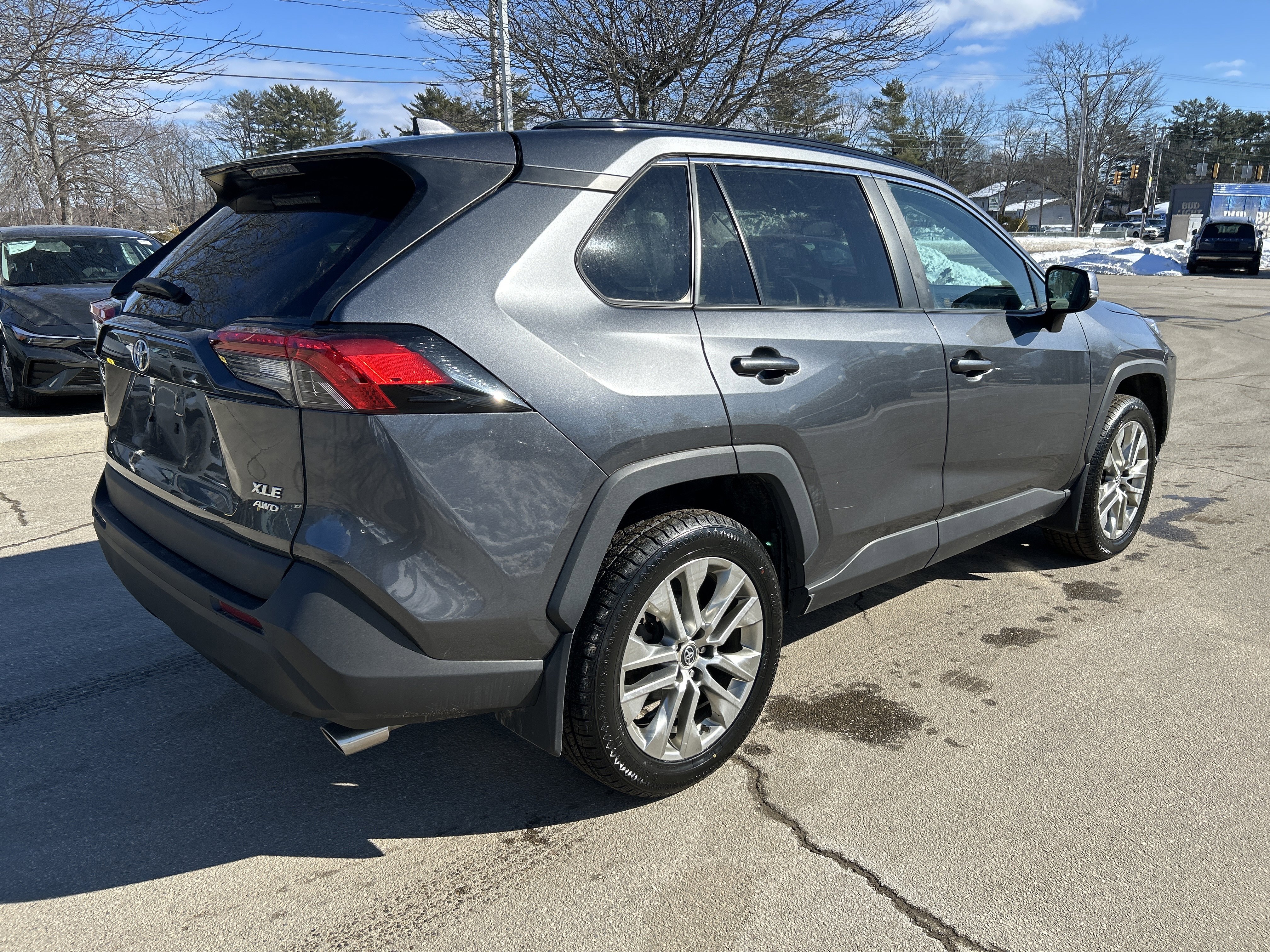 Used 2020 Toyota RAV4 XLE Premium image 5