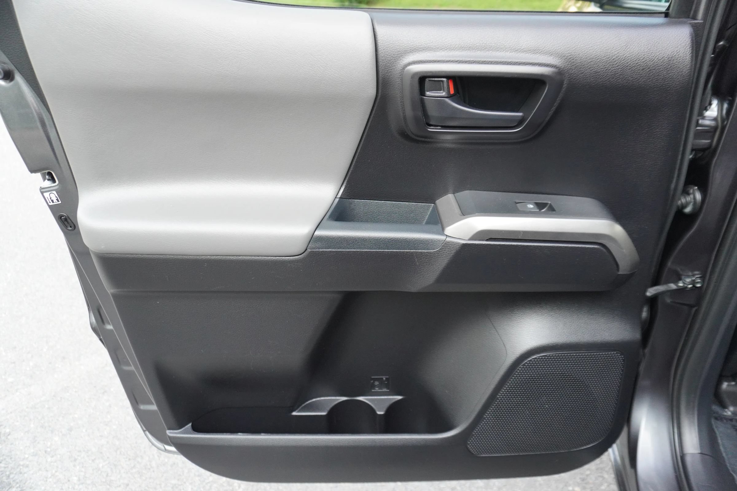 Used 2018 Toyota Tacoma SR5 AWD/4WD image 21