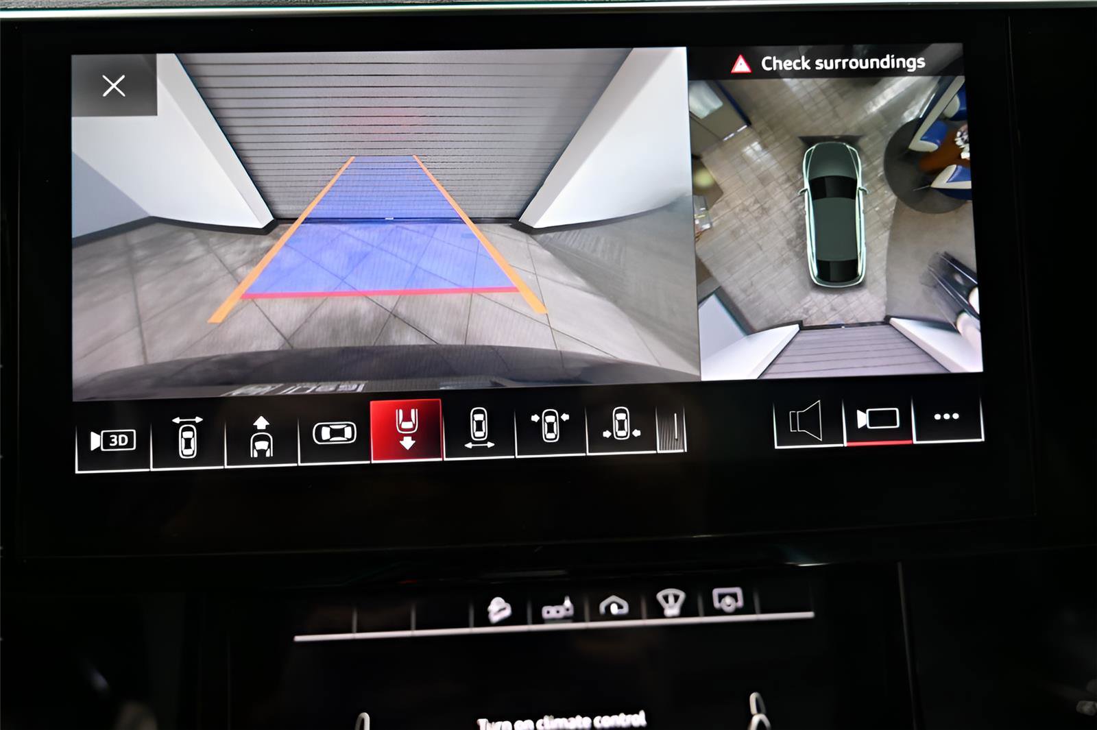 Used 2020 Audi e-tron Prestige w/ Prestige Package image 31