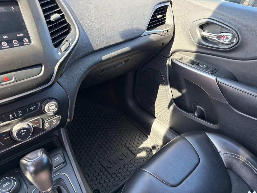 Used 2019 Jeep Cherokee Latitude Plus w/ Cold Weather Group AWD/4WD image 24