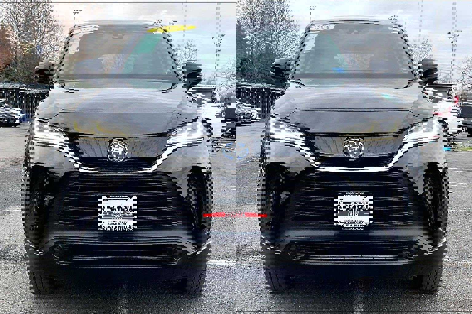 Used 2023 Toyota Venza LE image 3