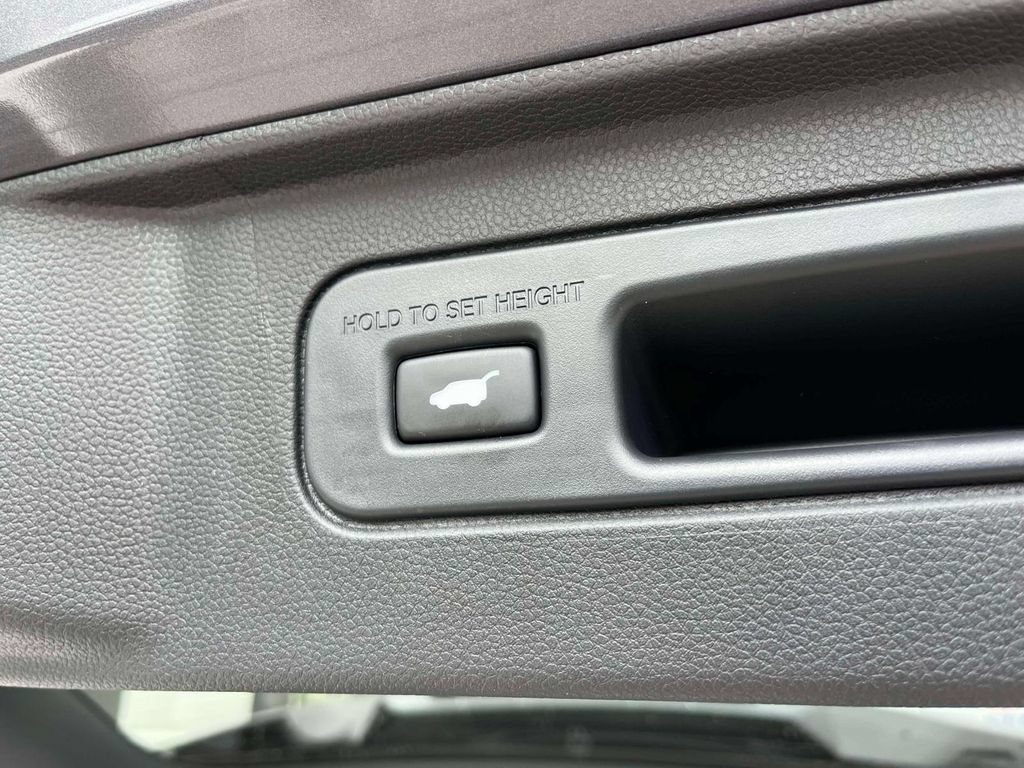 Used 2025 Honda Pilot Touring image 18