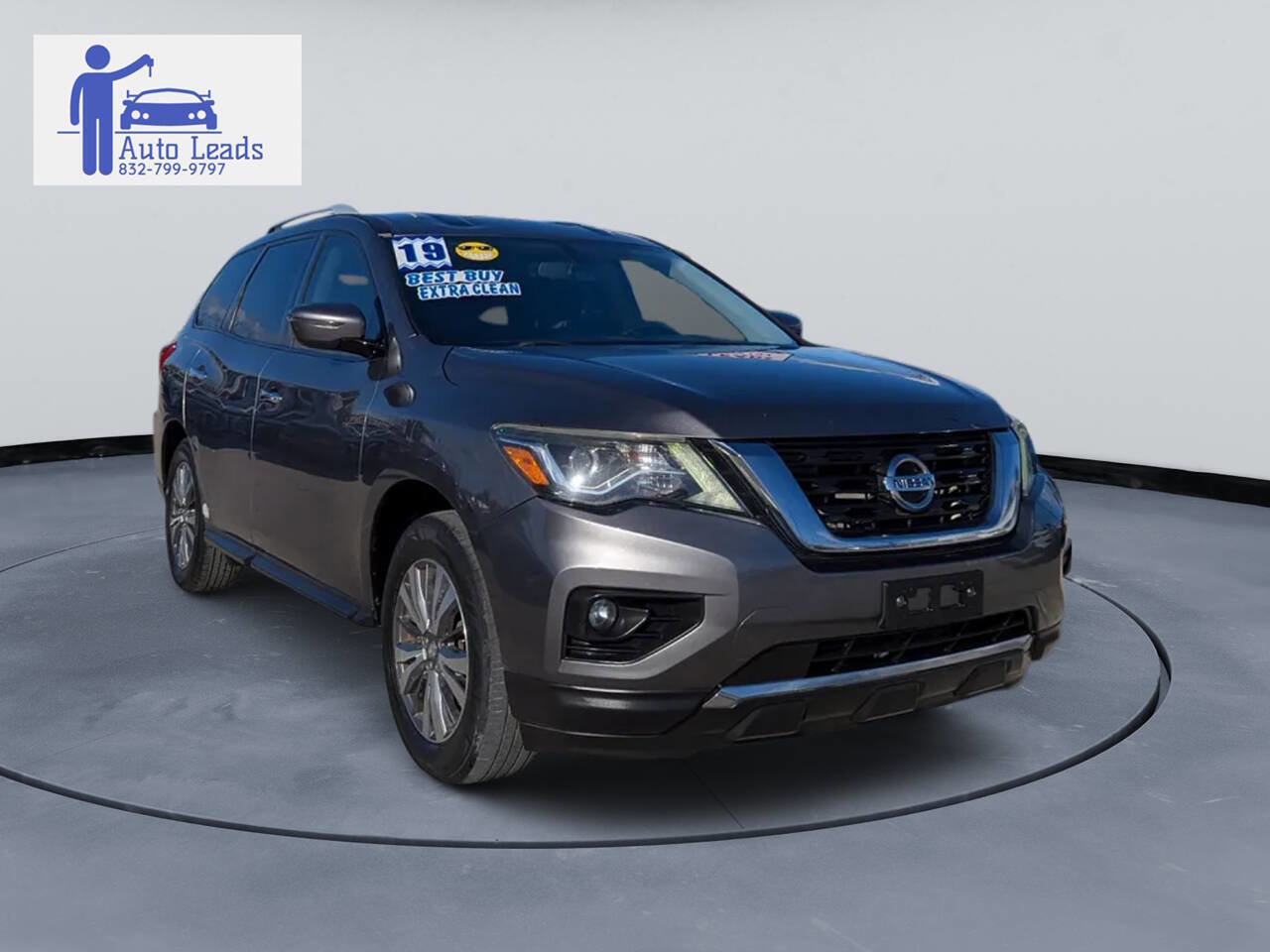 Used 2019 Nissan Pathfinder SV image 2