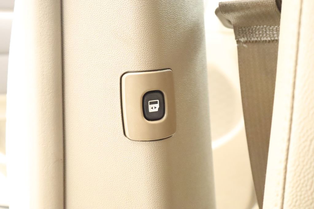 Used 2014 Chrysler Town & Country Touring FWD image 31