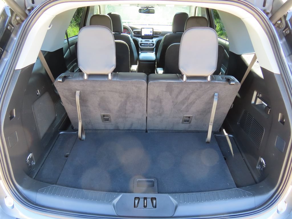Used 2024 Ford Explorer XLT w/ Equipment Group 202A AWD/4WD image 18