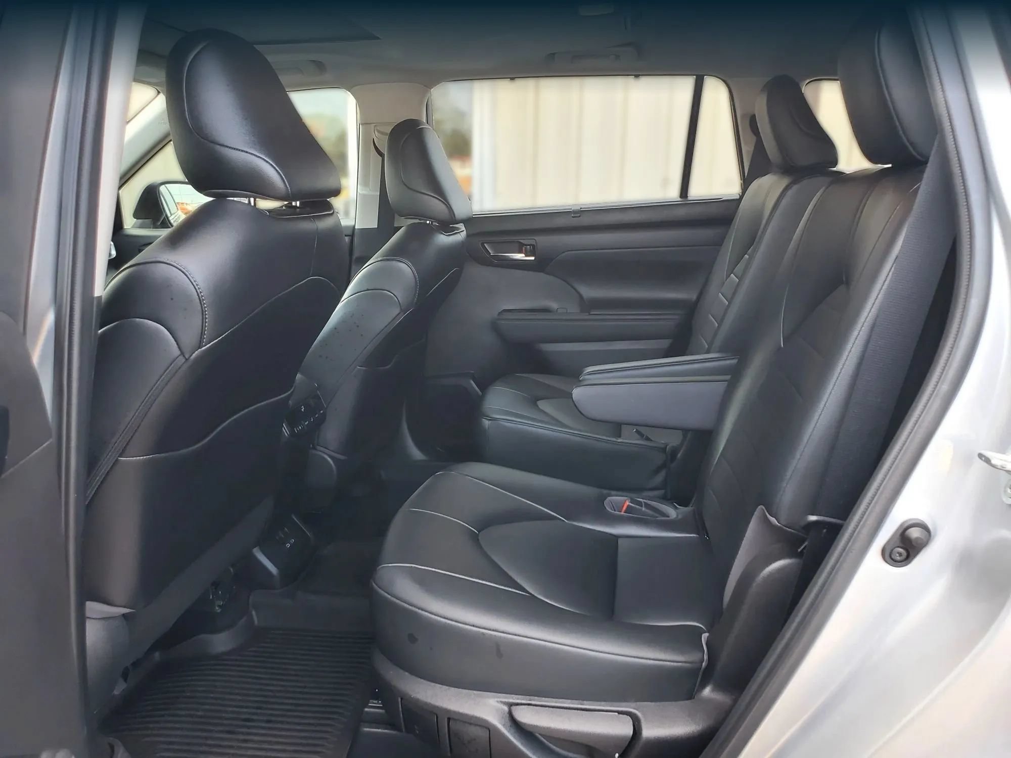 Used 2022 Toyota Highlander XLE FWD image 42