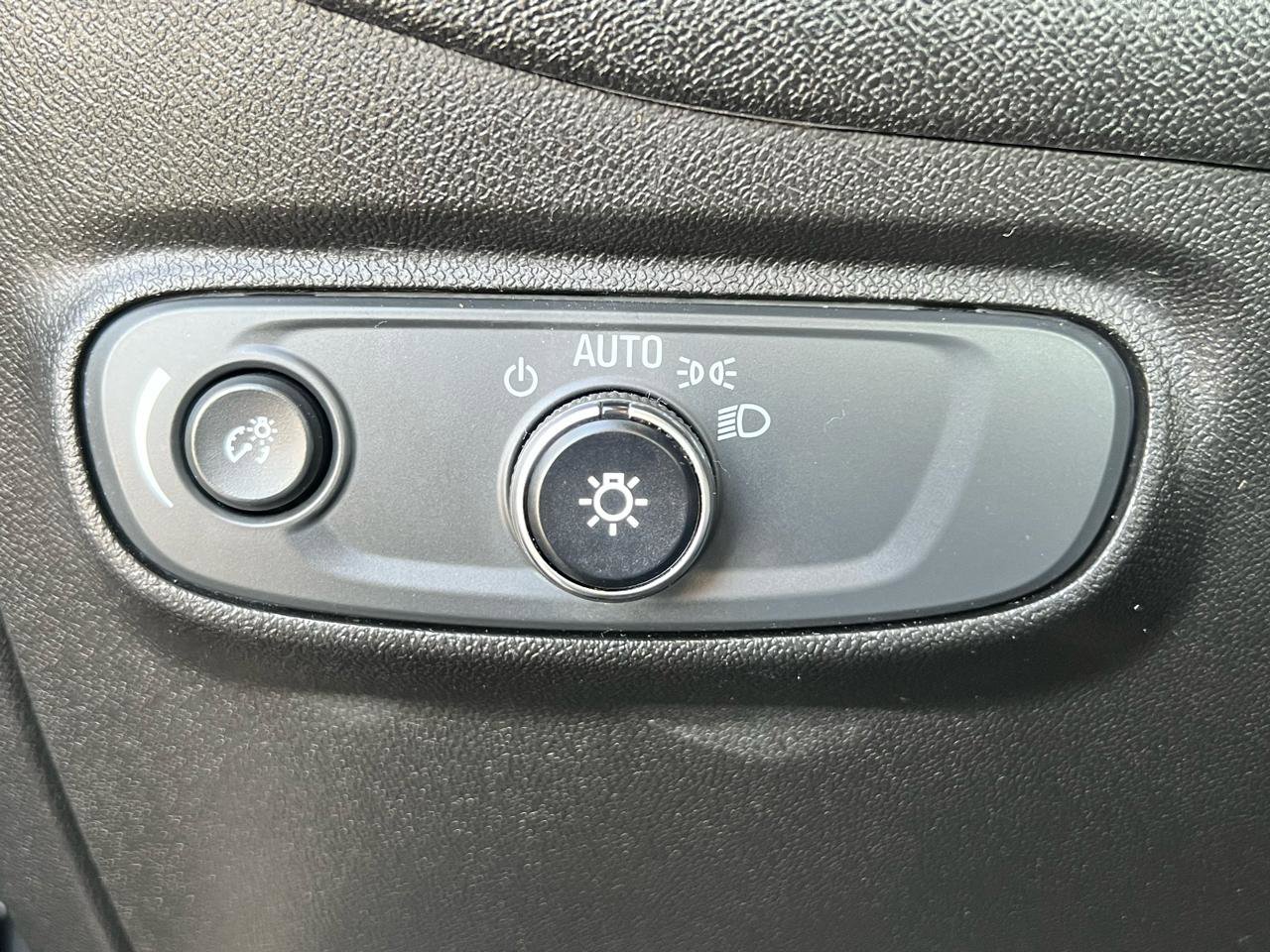 Used 2020 Chevrolet Equinox LS image 24