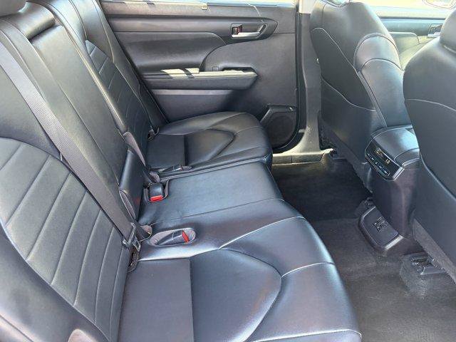 Used 2023 Toyota Highlander XLE FWD image 12