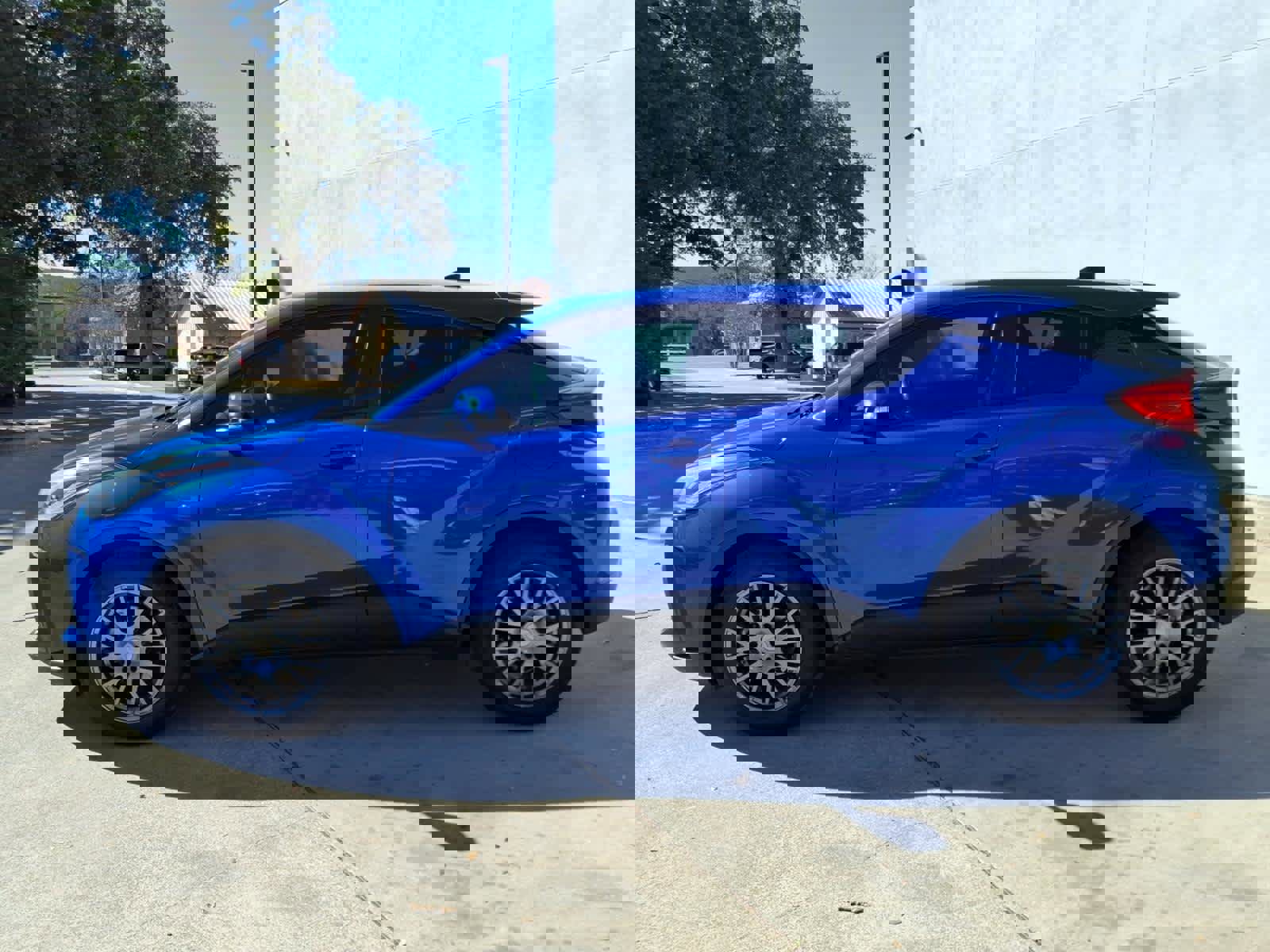 Used 2022 Toyota C-HR XLE image 24