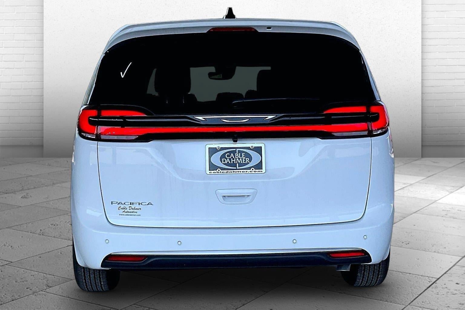 New 2027 Chrysler Pacifica Select FWD image 4