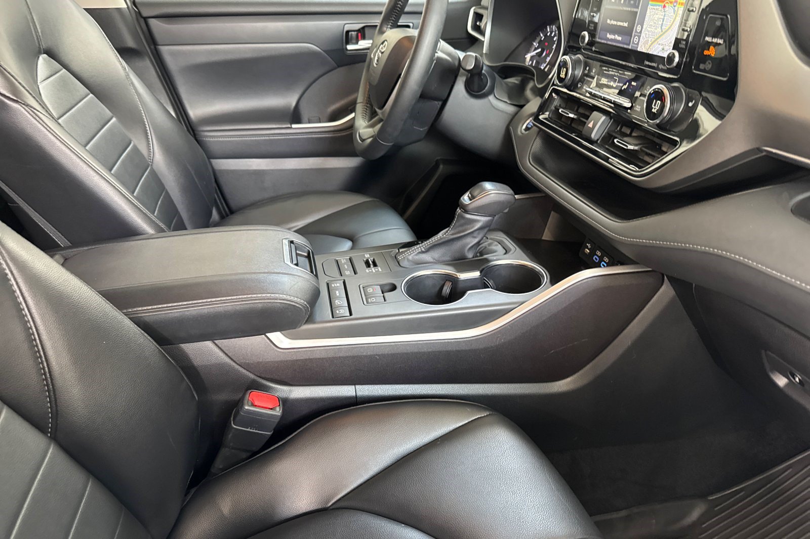 Used 2022 Toyota Highlander XLE AWD/4WD image 21