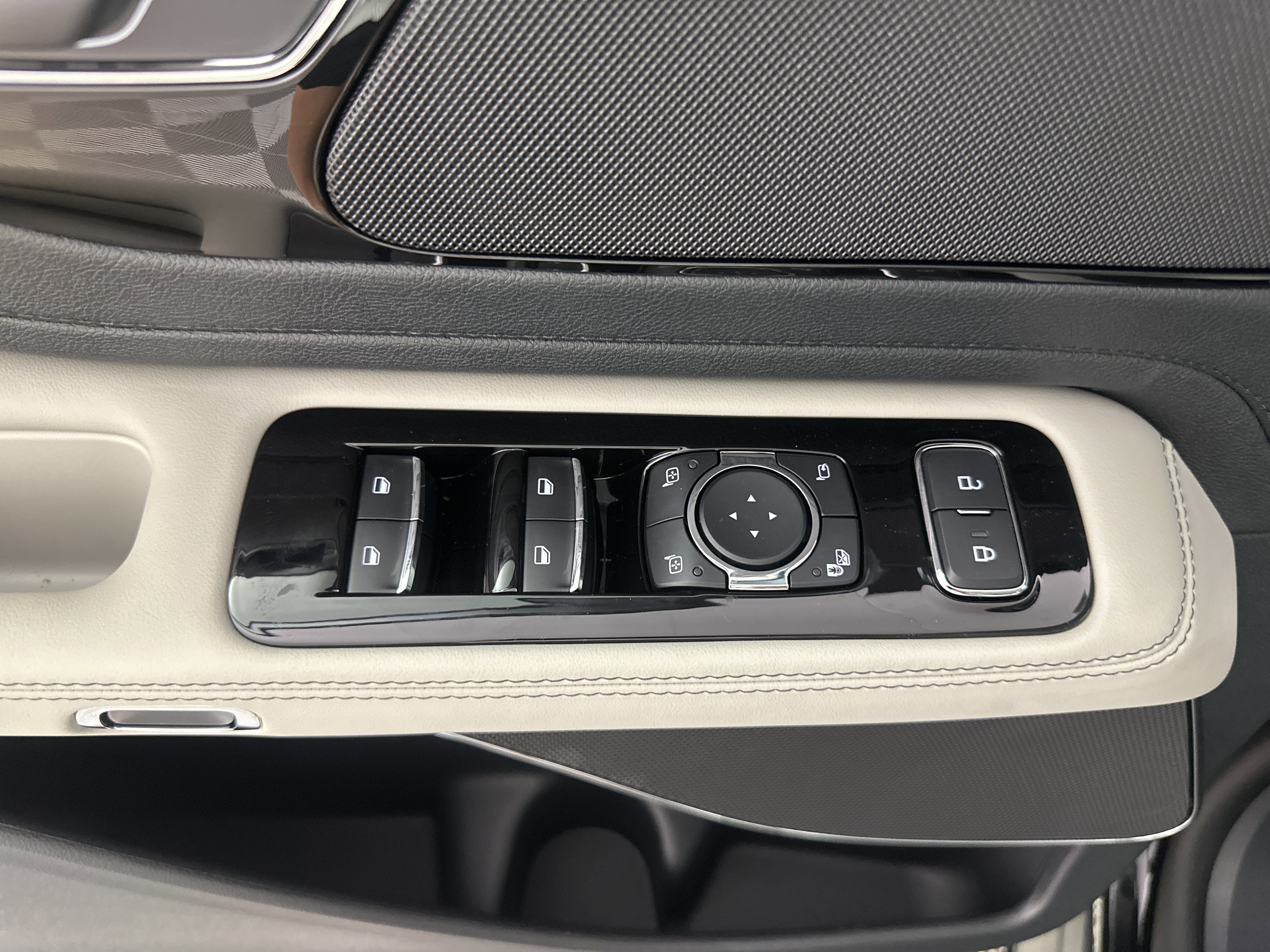 New 2025 Lincoln Aviator AWD image 11