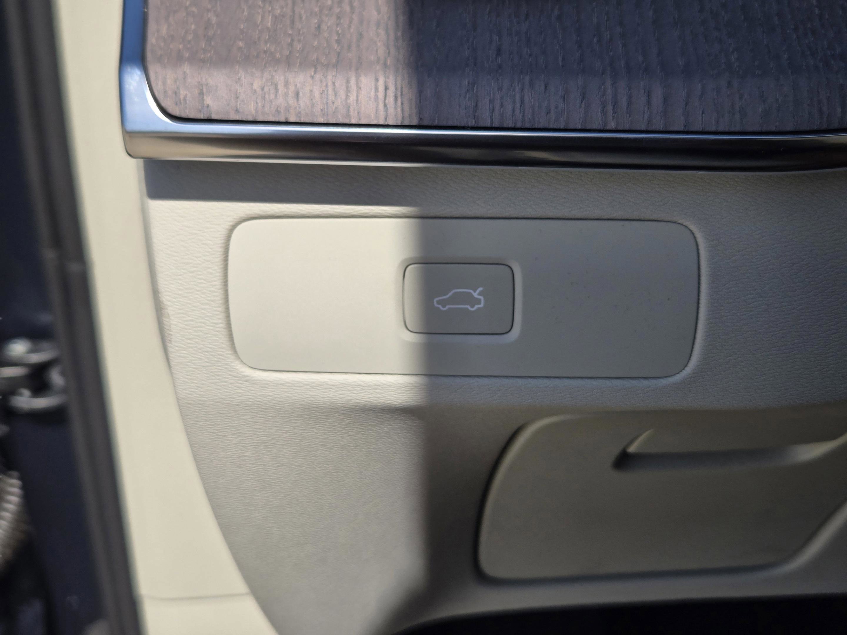 New 2026 Volvo XC90 B5 Ultra w/ Protection Package Premier AWD/4WD image 17