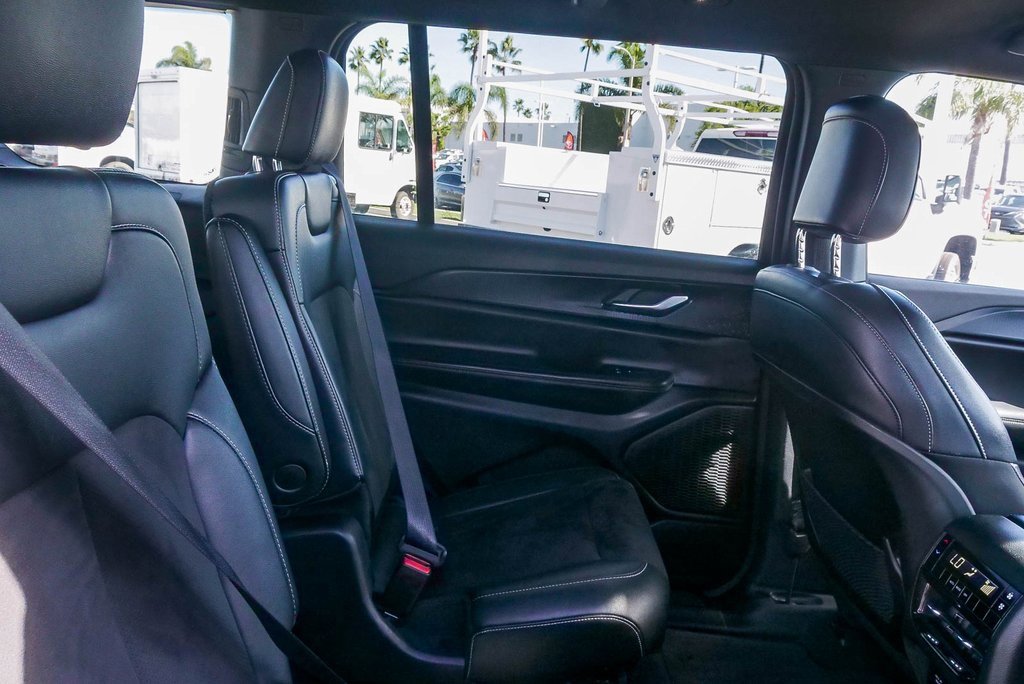 Used 2023 Jeep Grand Cherokee L Laredo image 15