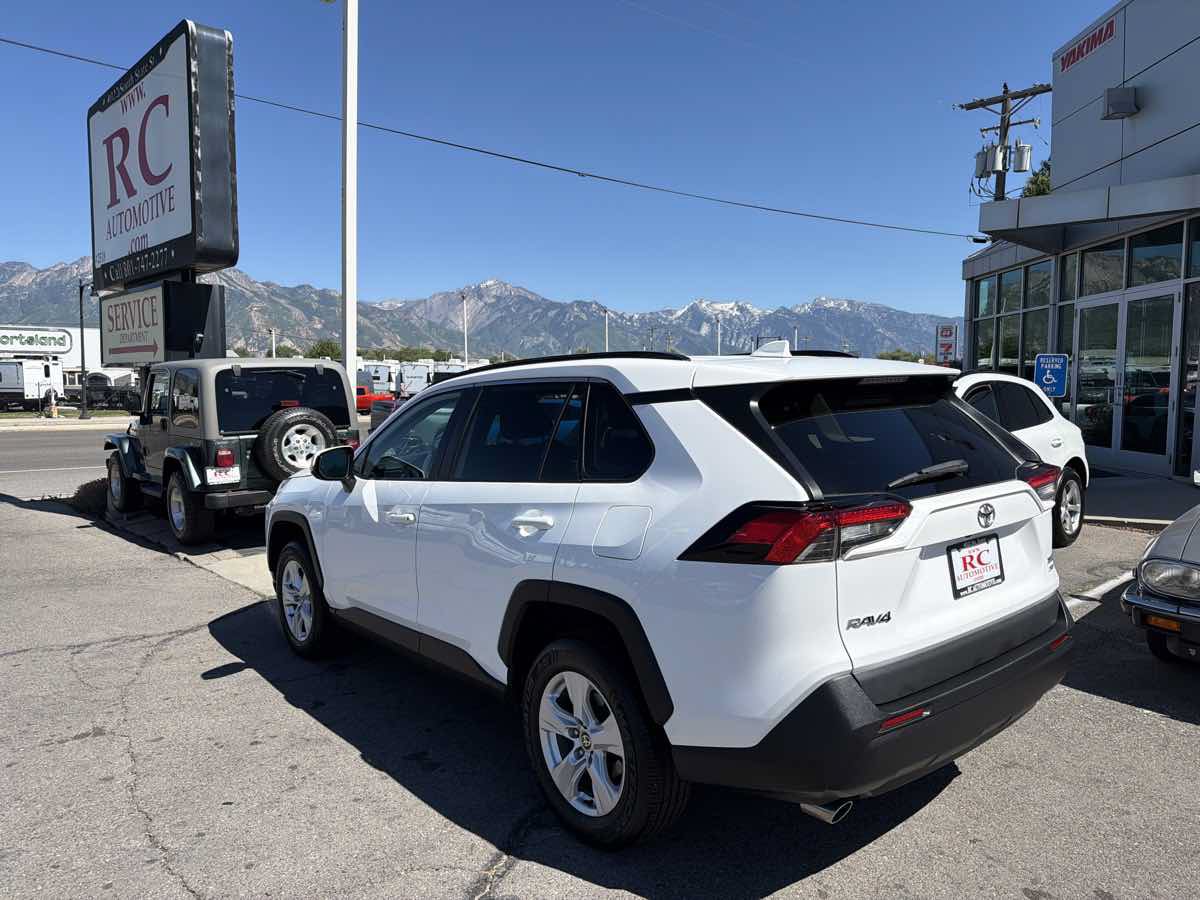 Used 2021 Toyota RAV4 XLE AWD/4WD image 3