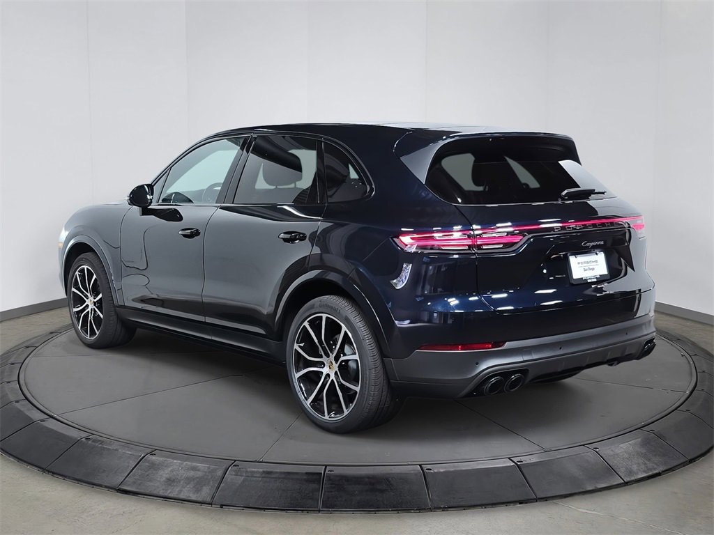 Used 2023 Porsche Cayenne Platinum Edition image 3