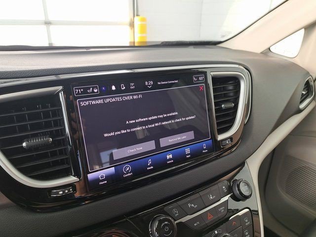 Used 2024 Chrysler Pacifica Touring-L FWD image 11