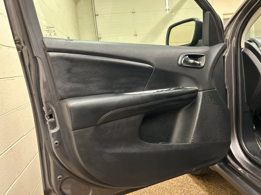 Used 2020 Dodge Journey SE w/ Blacktop Package FWD image 15