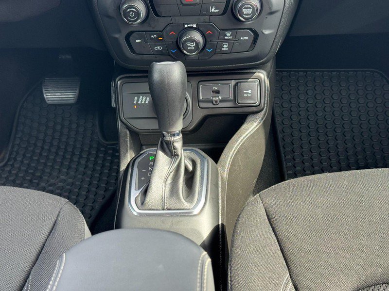 Used 2023 Jeep Renegade Latitude w/ Premium Group AWD/4WD image 14