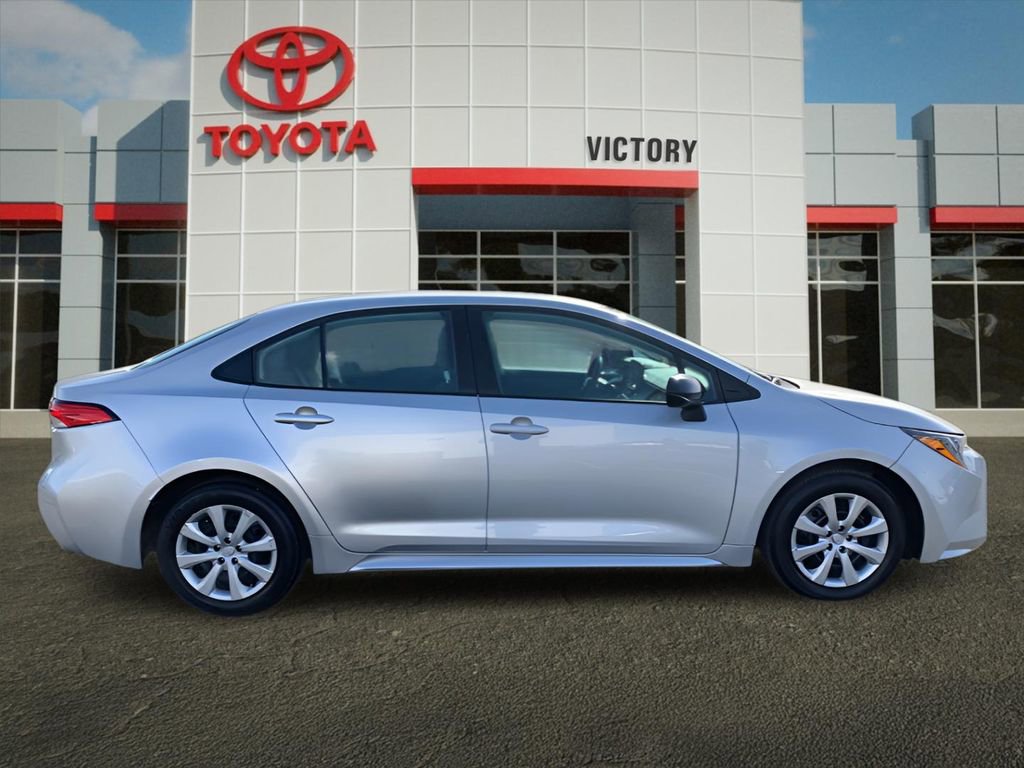 Used 2025 Toyota Corolla LE image 2