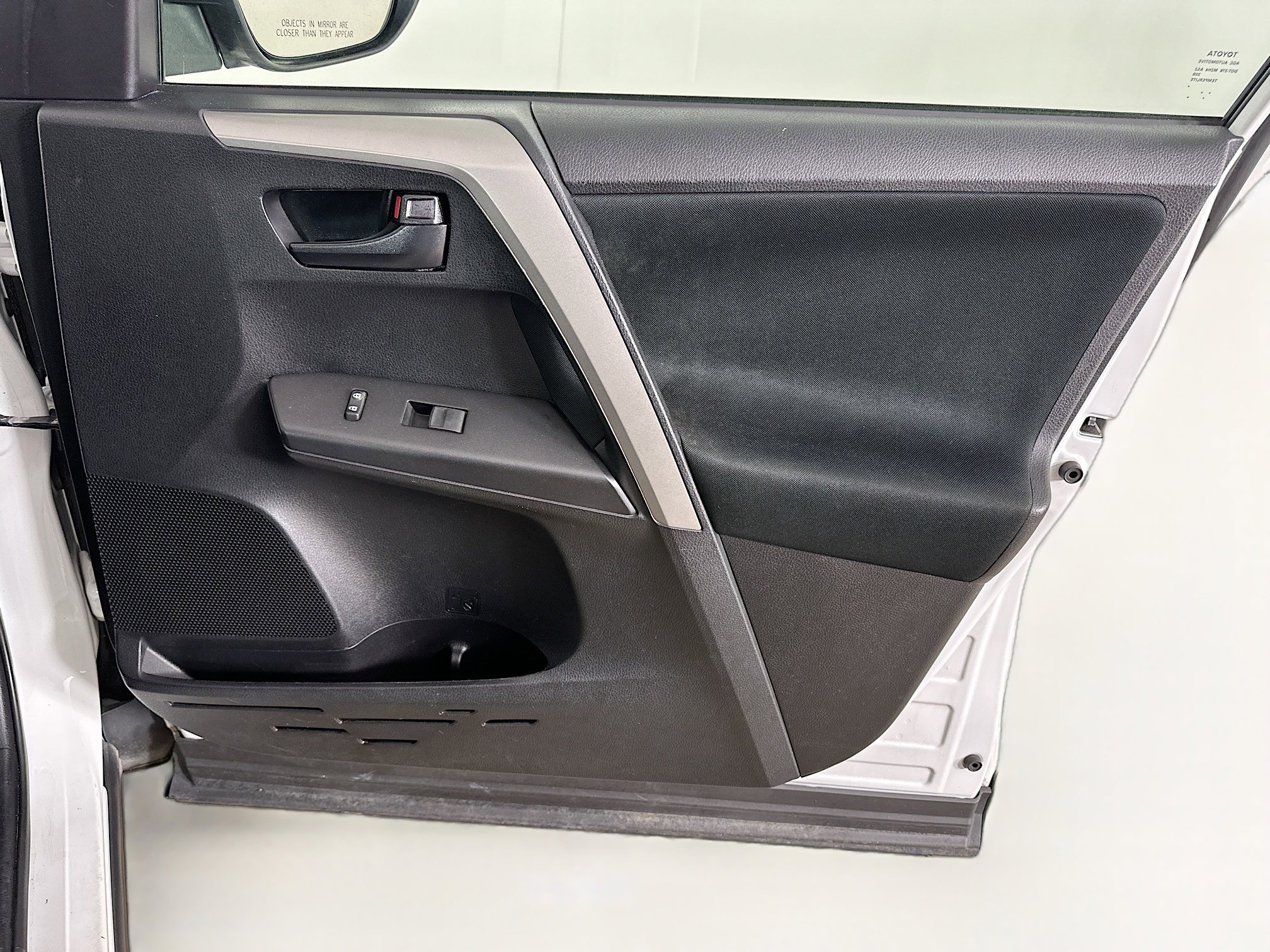 Used 2018 Toyota RAV4 LE FWD image 30