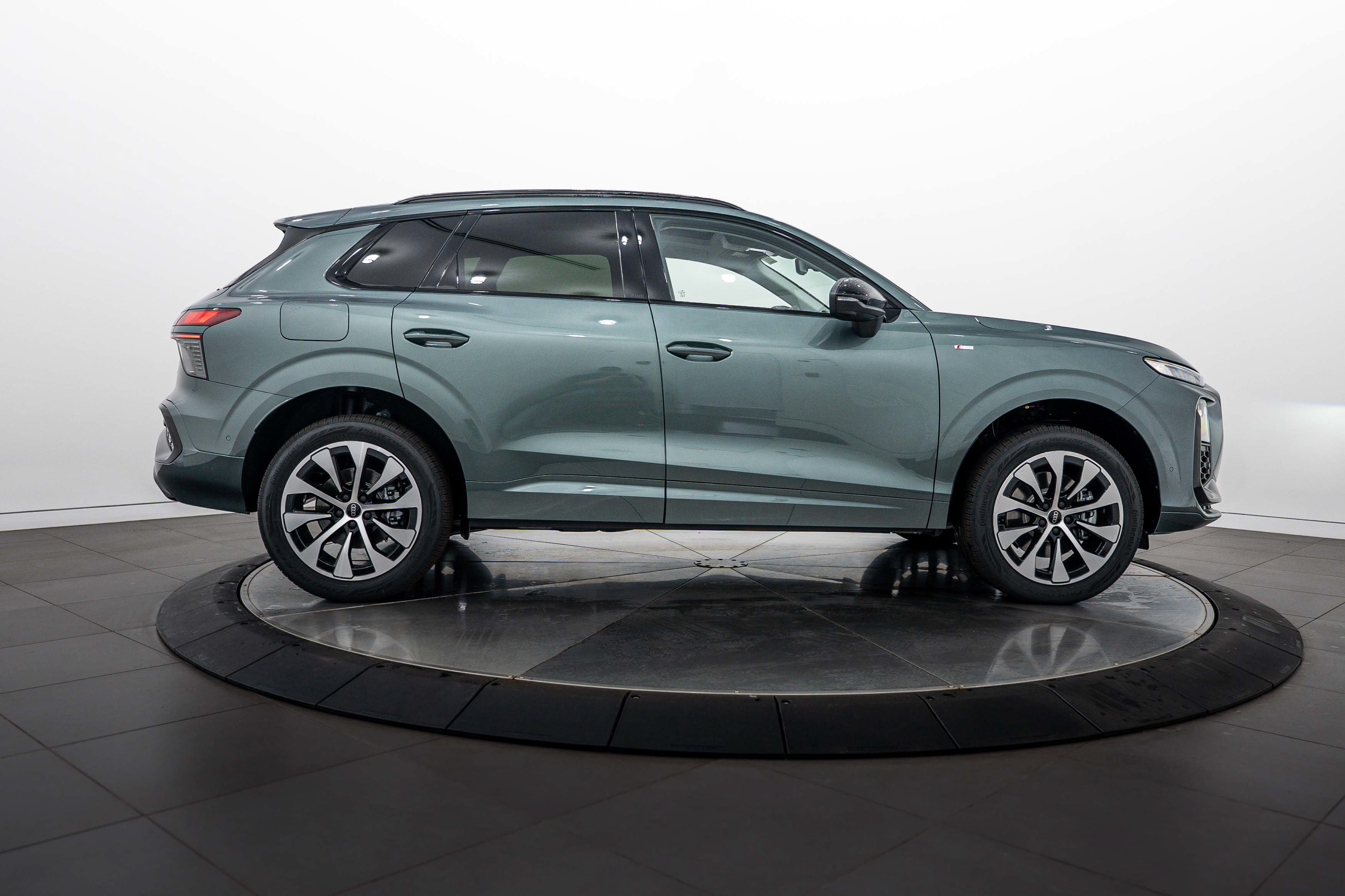 New 2026 Audi Q3 quattro 2.0T AWD/4WD image 3