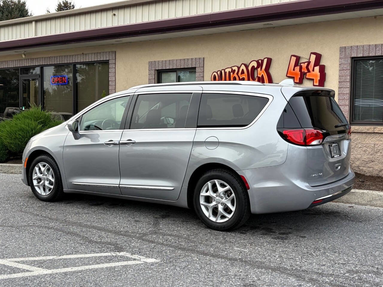 Used 2020 Chrysler Pacifica Touring-L w/ Tire & Wheel Group image 5
