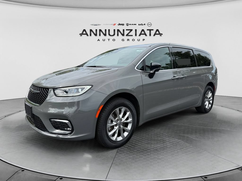 Used 2025 Chrysler Pacifica Select