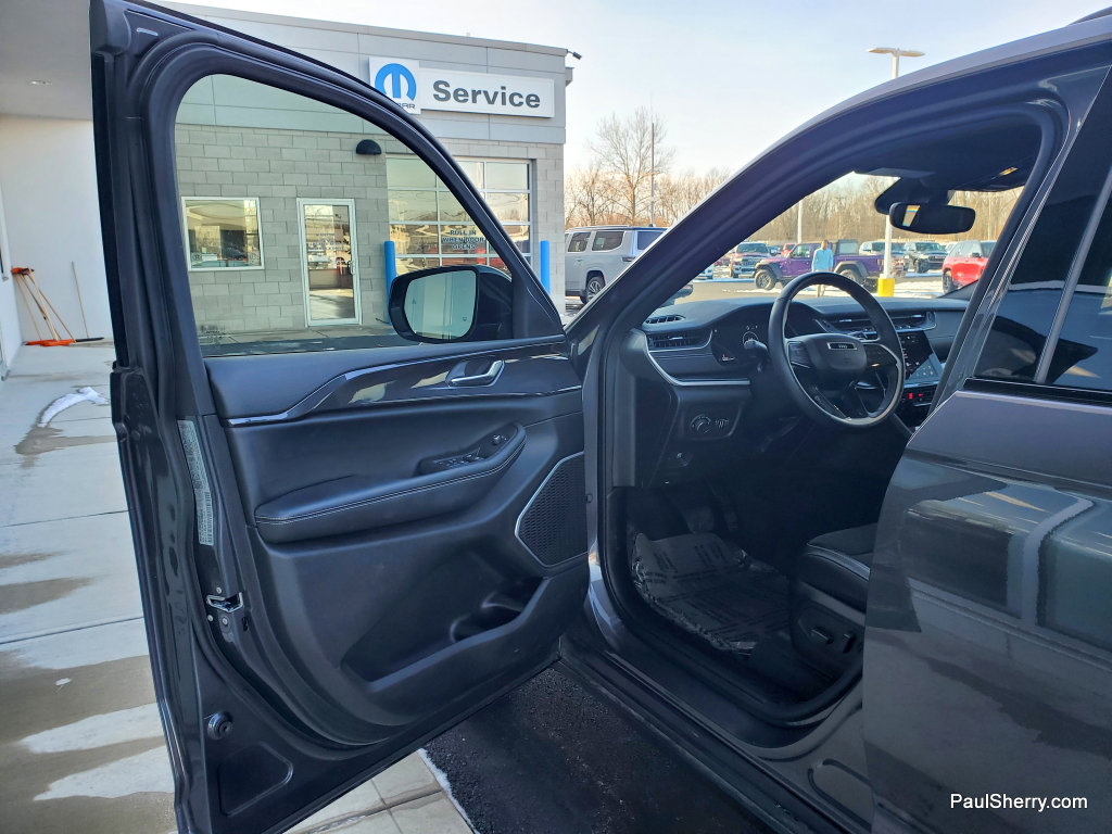 Used 2022 Jeep Grand Cherokee Altitude AWD/4WD image 18