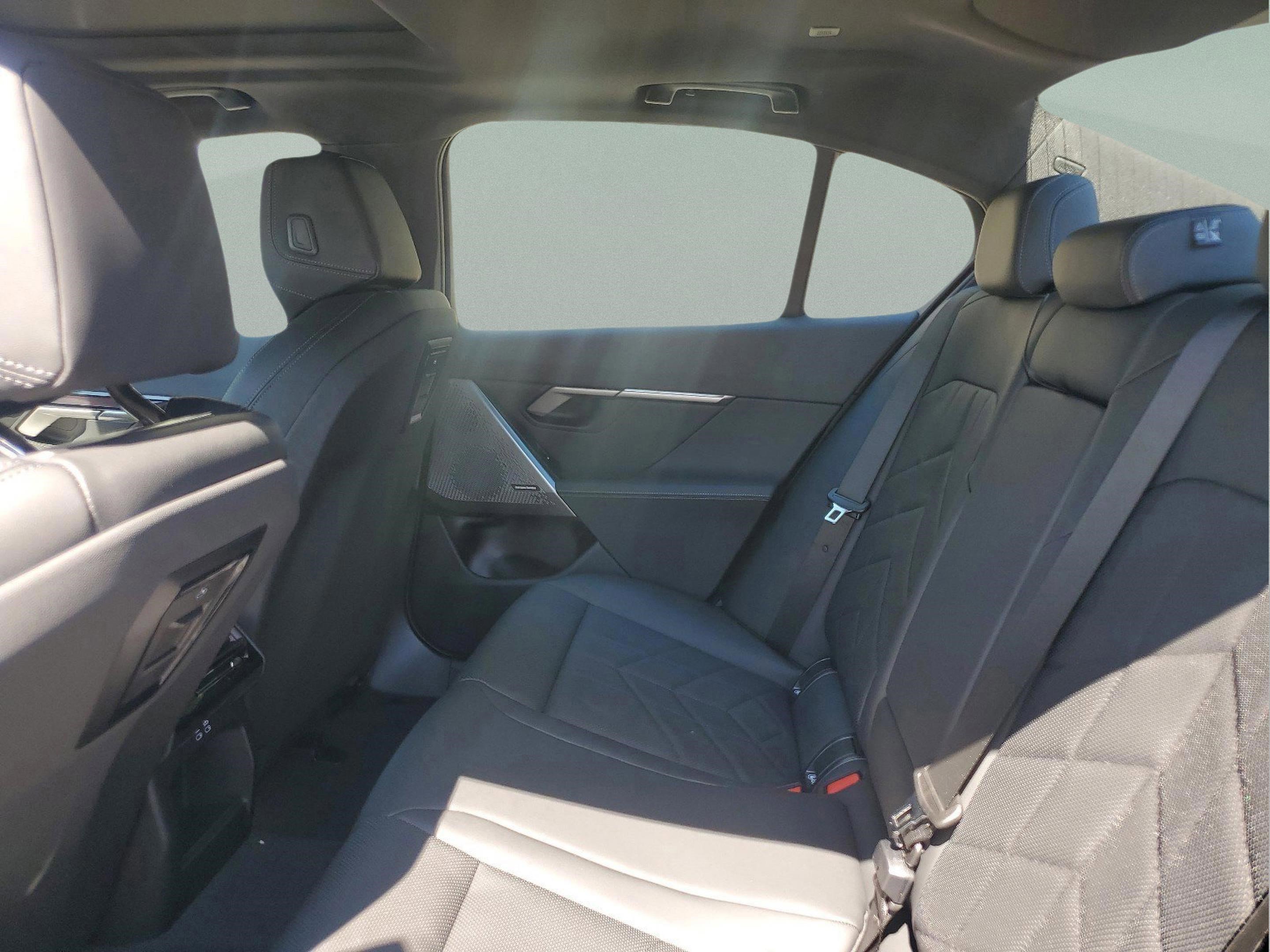 Used 2025 BMW i5 eDrive40i w/ Premium Package image 7