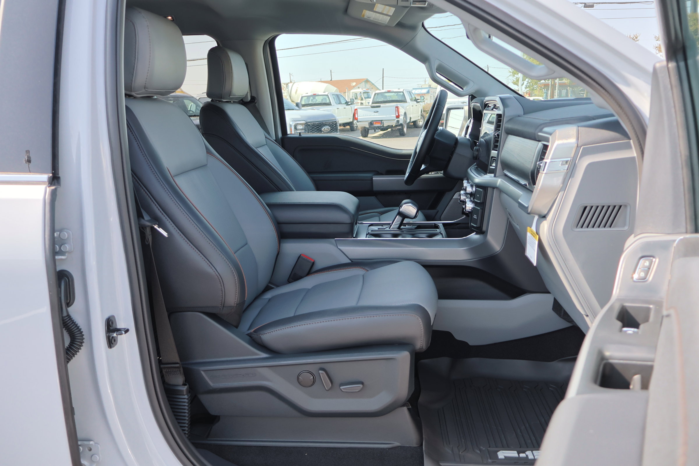 Certified 2025 Ford F150 Lariat w/ Equipment Group 501A Mid image 33