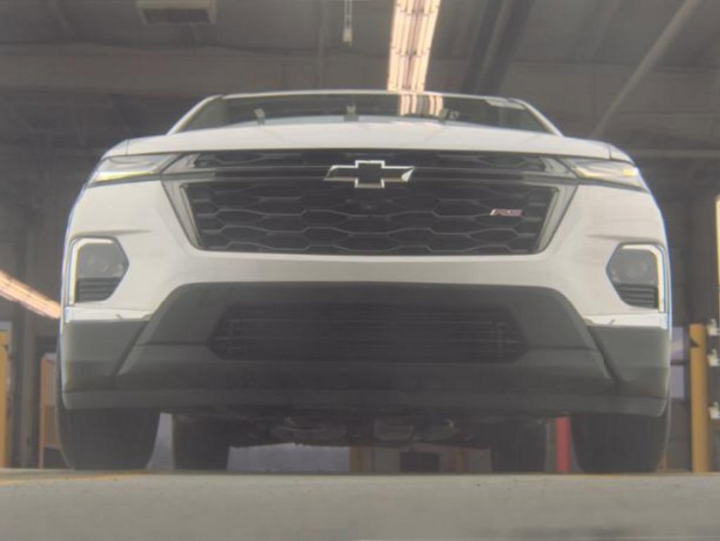 Used 2023 Chevrolet Traverse RS image 3