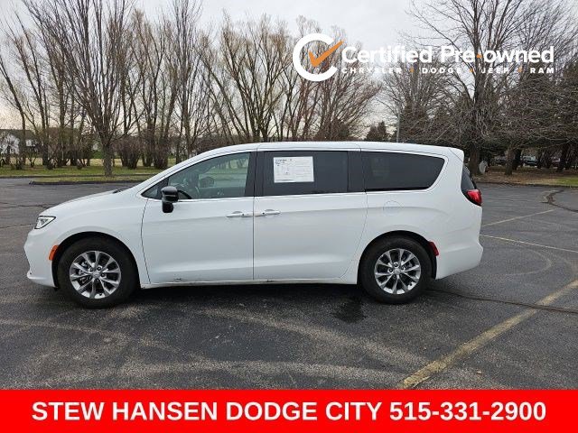 Used 2026 Chrysler Pacifica Limited image 1